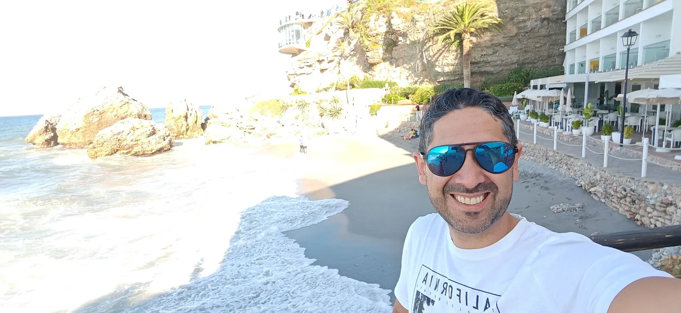 Acantilados y costa mediterránea en Nerja, Málaga