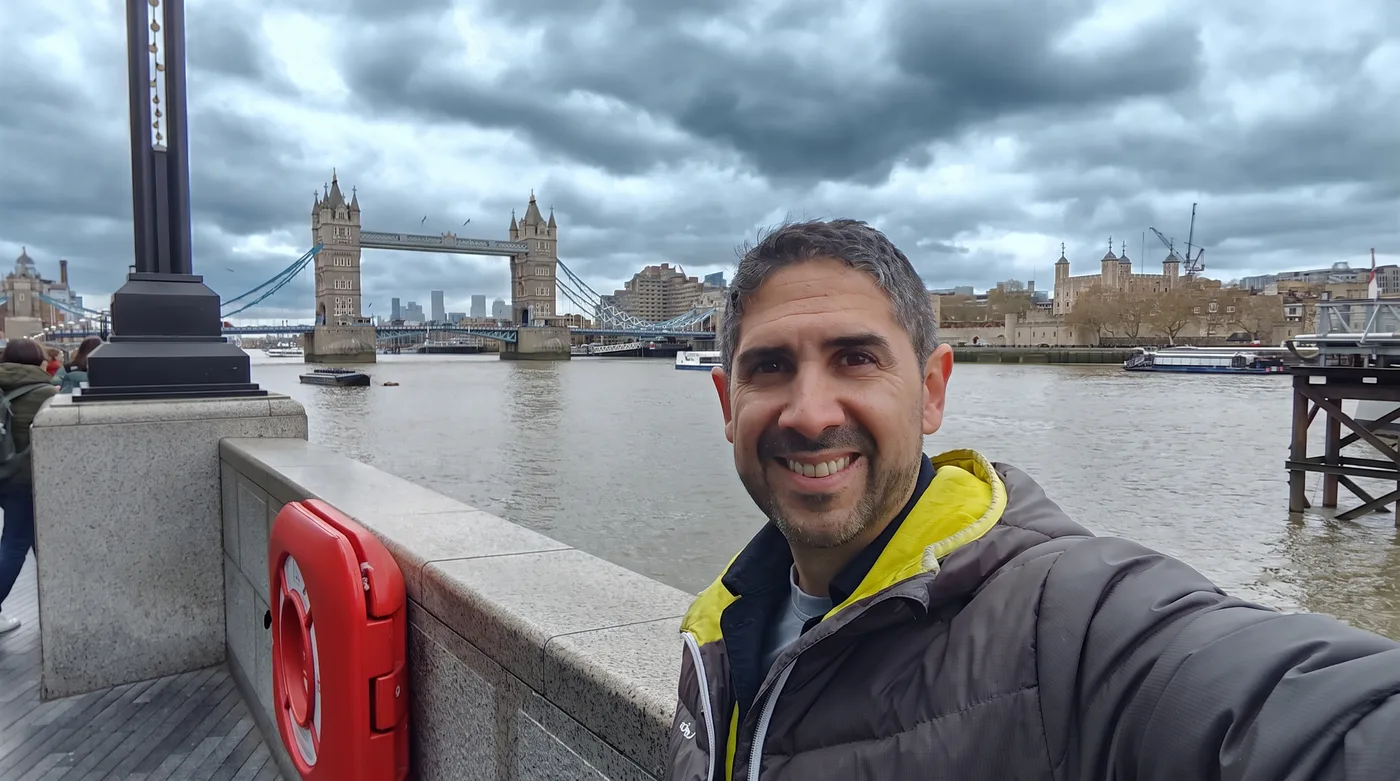 Nico Behm junto al Tower Bridge en Londres