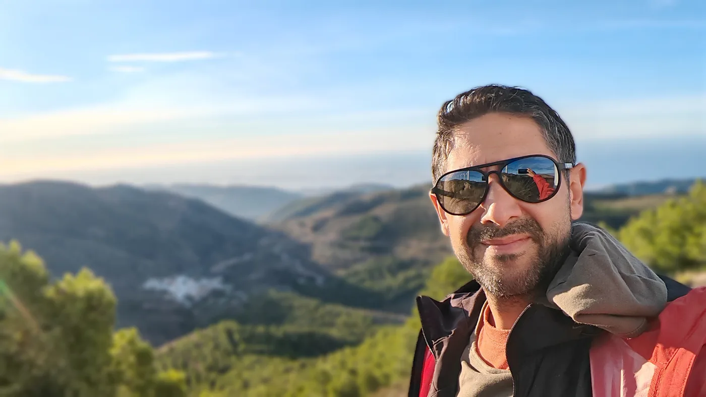 Nico Behm disfrutando de una ruta de senderismo en la montaña